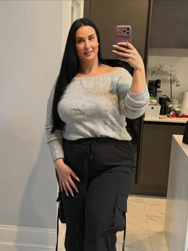 Fall Outfits for Plus Size Women 2026 Grey Off-Shoulder Knit With Black Cargo Pants