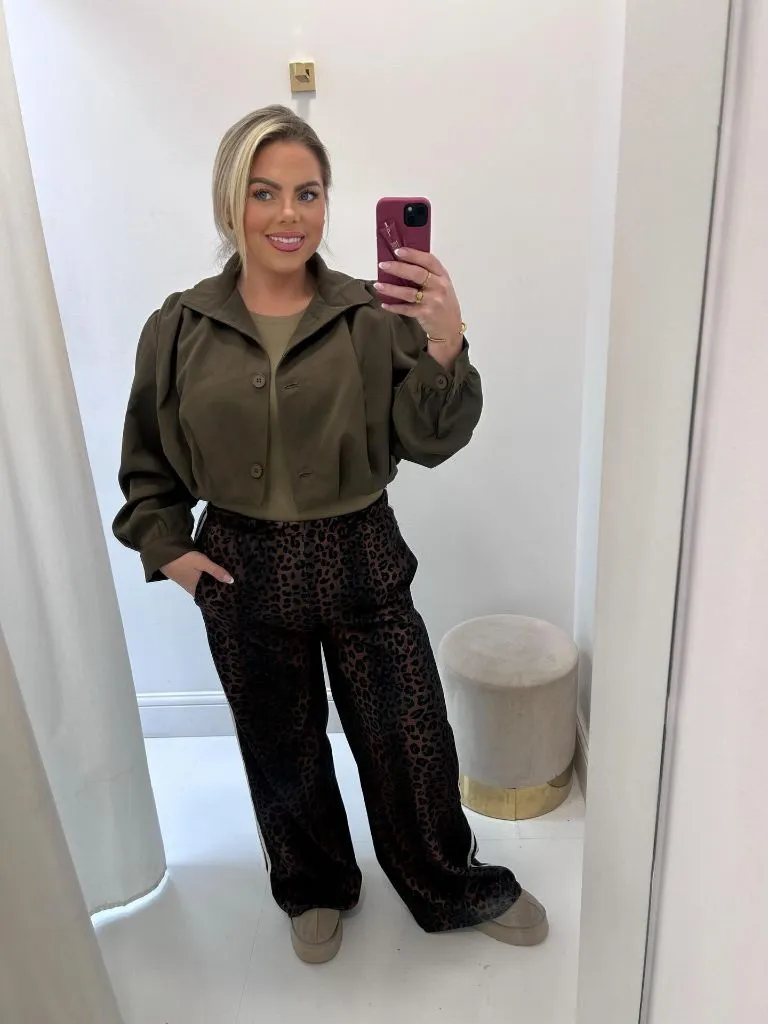 Fall Outfits for Plus Size Women 2026 Olive Cropped Jacket With Wide-Leg Leopard Pants