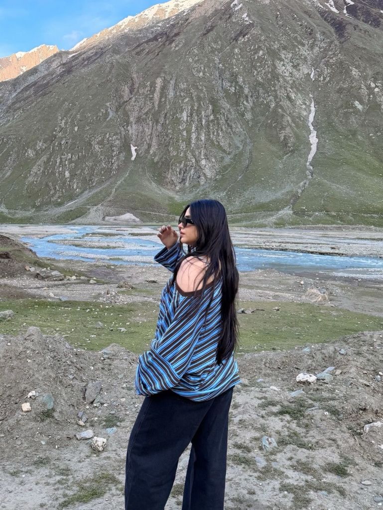Fall Outfits with Sweater 2026 Blue Striped Top With Black Wide-Legs and Mountain Air