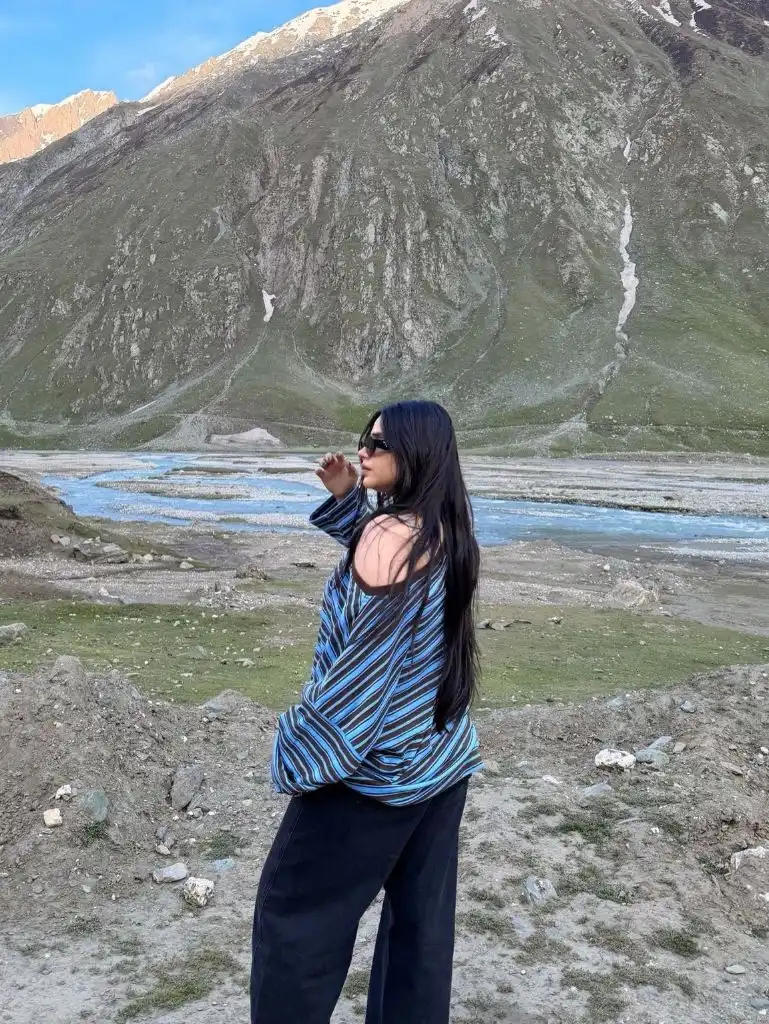 Fall Outfits with Sweater 2026 Blue Striped Top With Black Wide-Legs and Mountain Air