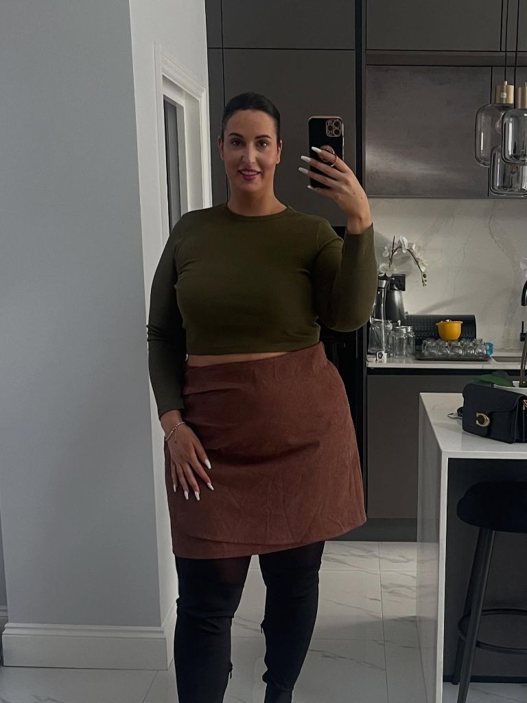 Fall Outfits for Plus Size Women 2026 Olive Green Long-Sleeve Crop With Suede Mini Skirt