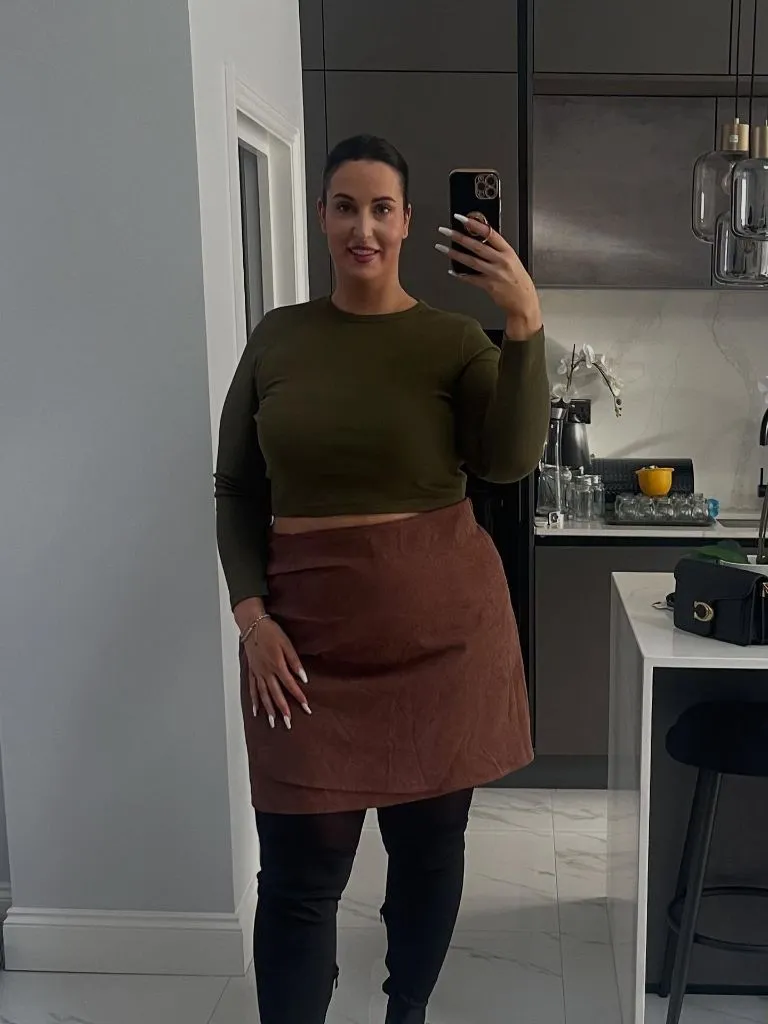Fall Outfits for Plus Size Women 2026 Olive Green Long-Sleeve Crop With Suede Mini Skirt