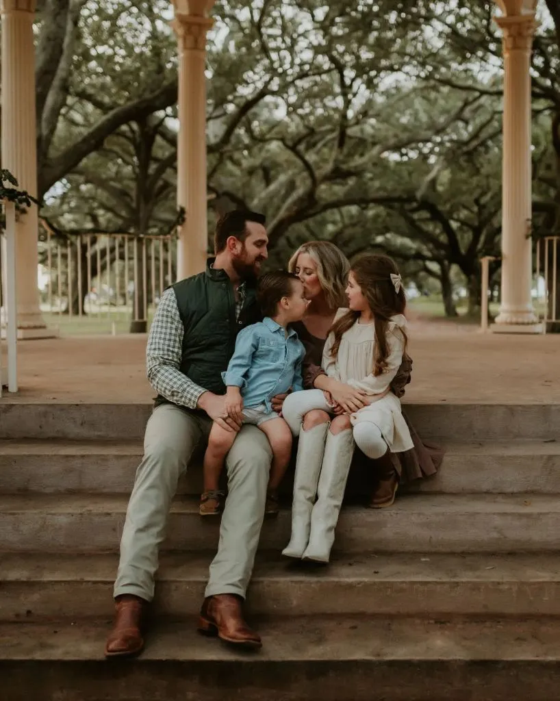 Fall Family Picture Outfits 2026 Earth Tones and Oak Trees for a Southern Family Portrait