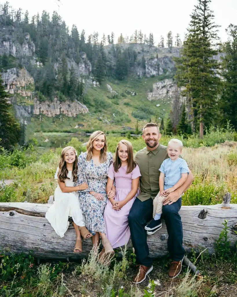 Fall Family Picture Outfits 2026 Mountain Log and Family of Five in Coordinated Color