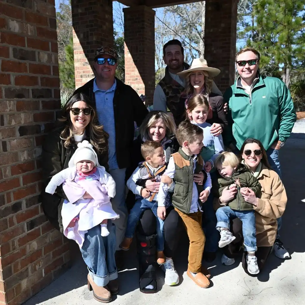 Fall Family Picture Outfits 2026 Big Family Gathering in Layers and Green