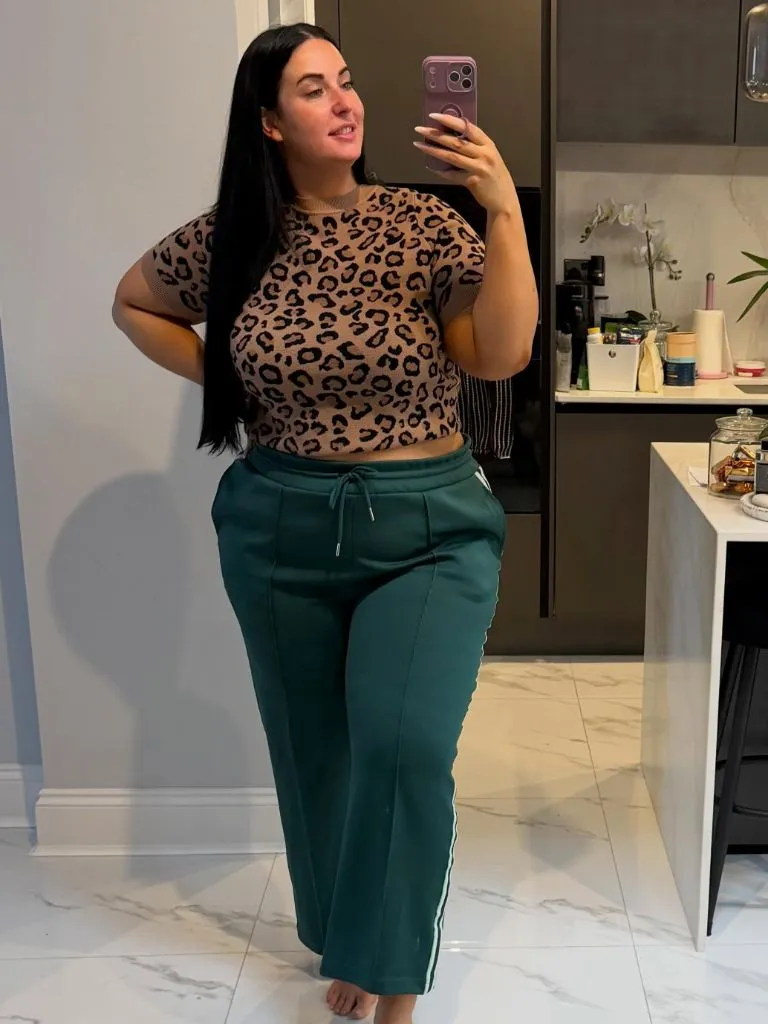 Fall Outfits for Plus Size Women 2026 Leopard Print Knit Tee With Emerald Track Pants