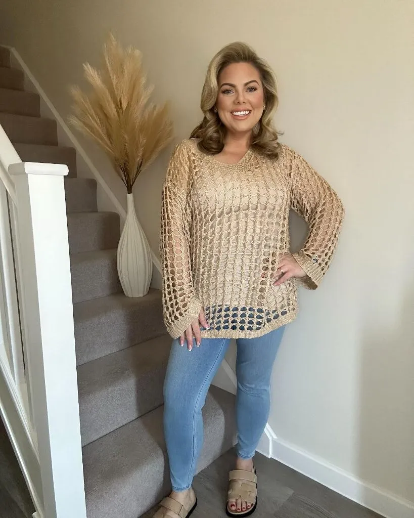 Fall Outfits for Plus Size Women 2026 Open-Weave Gold Knit With Skinny Denim