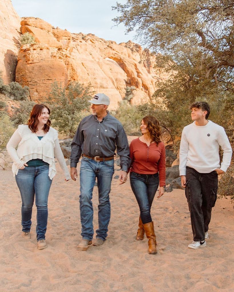 Fall Family Picture Outfits 2026 Red Rock Canyon Walk With Teens