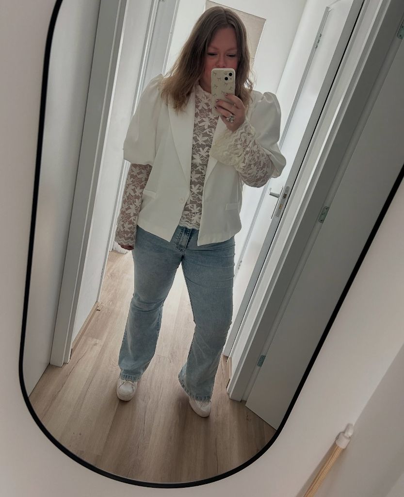 Fall Outfits for Plus Size Women 2026 White Blazer With Lace Blouse and Relaxed Denim