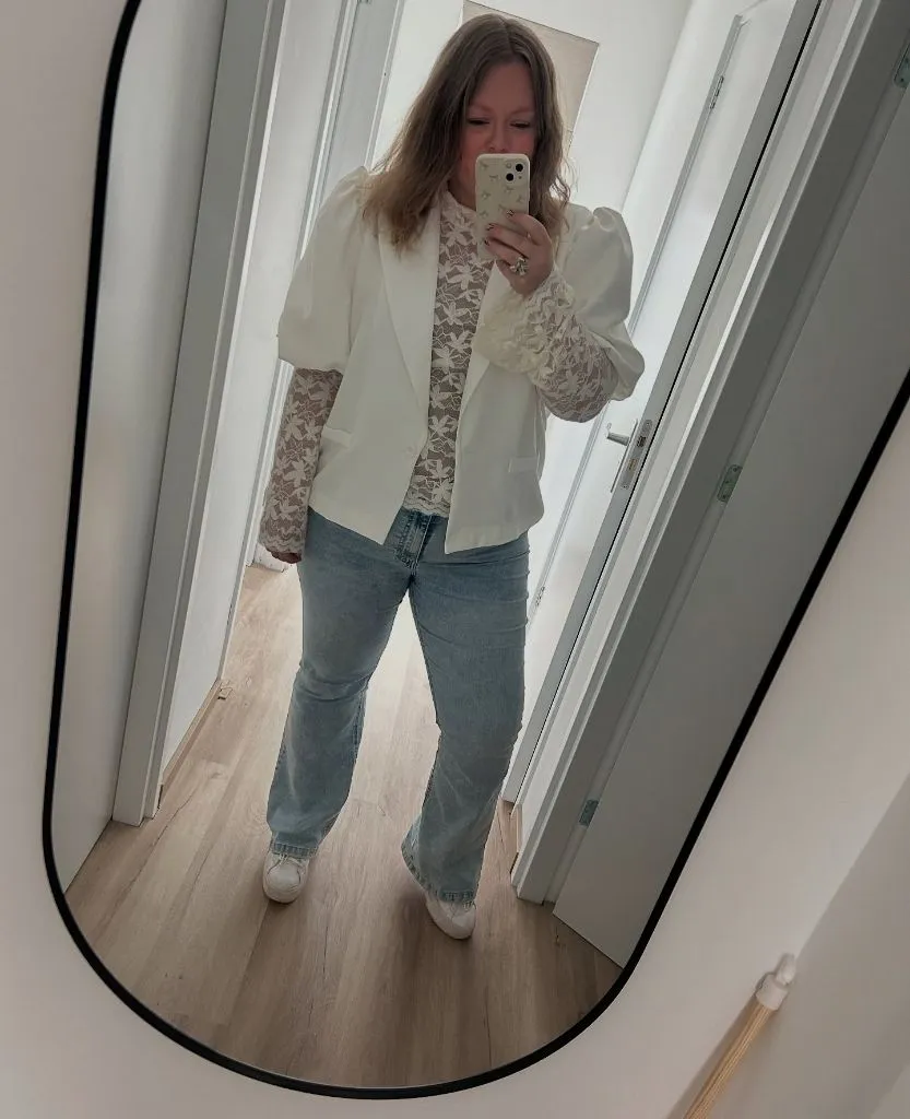 Fall Outfits for Plus Size Women 2026 White Blazer With Lace Blouse and Relaxed Denim