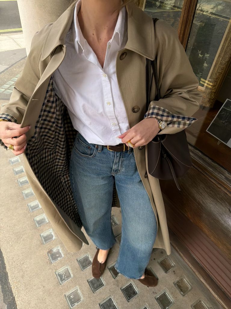 Fall Outfits With Coat 2026 Khaki Trench With a White Oxford and Vintage Jeans