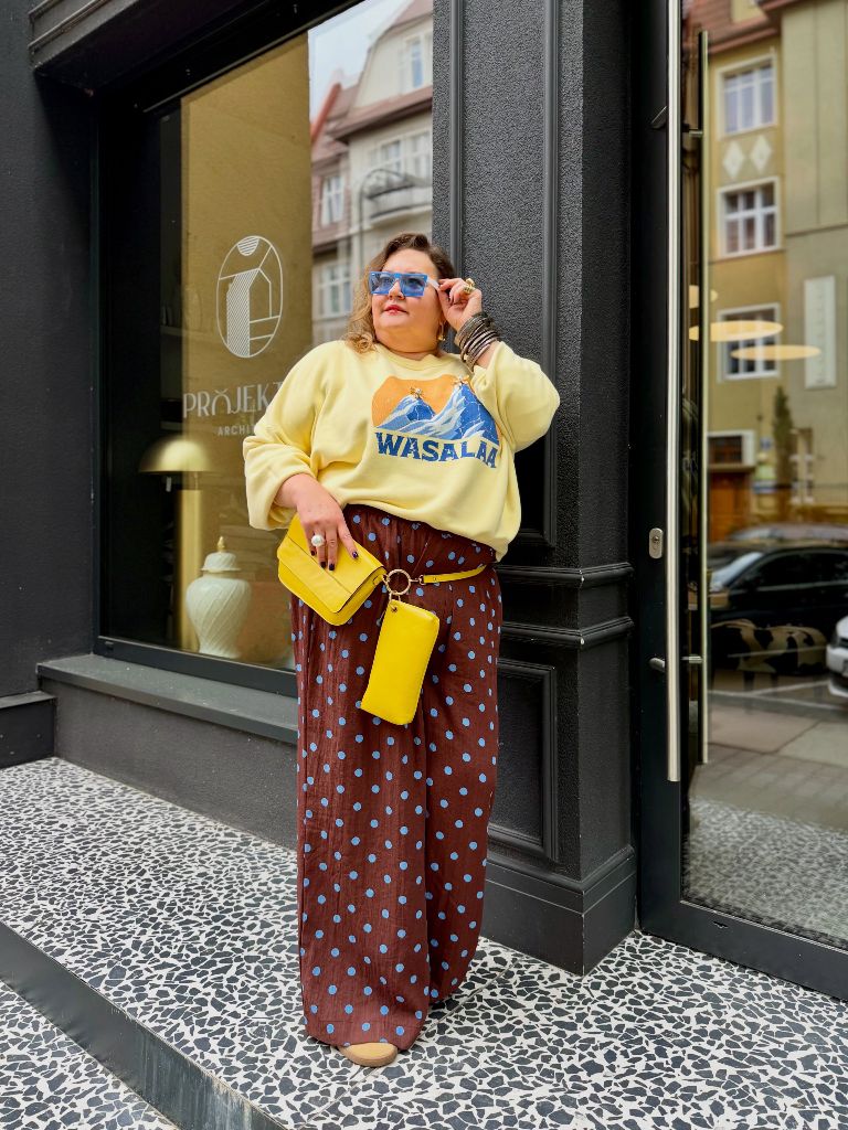 Fall Outfits for Plus Size Women 2026 Yellow Graphic Sweatshirt With Polka Dot Palazzo Pants
