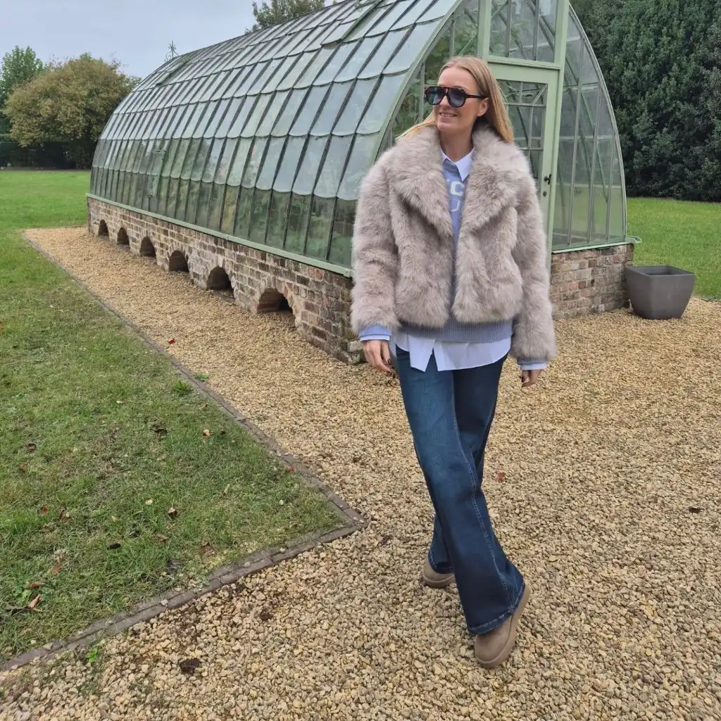 Comfy Fall Outfits 2026 Blush Fur Jacket and Flared Jeans for Countryside Charm