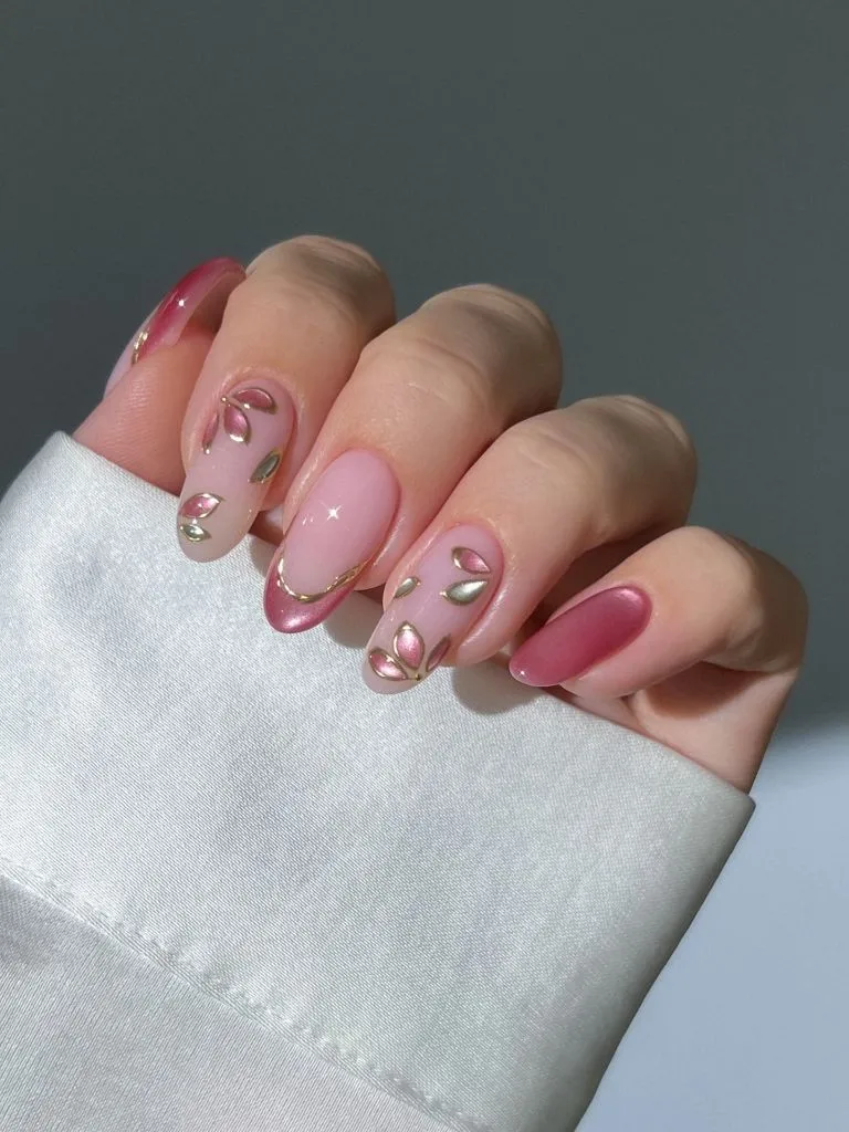 August Nails Color 2026 Rosy Pink and Gold Leaf Nails for a Romantic Late-August Set
