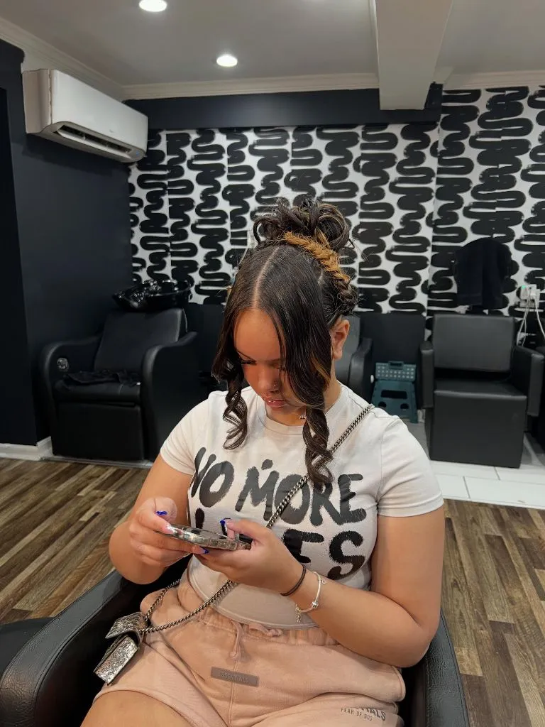 Fall Hair Colors for Black Women 2026 Honey-Highlighted Half-Up Curls in the Salon Chair