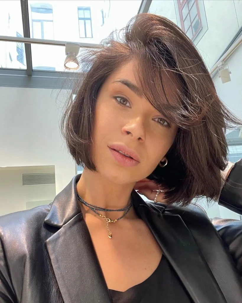Fall Short Haircuts 2026 Tousled Chocolate Bob With A Deep Side Part And Edge