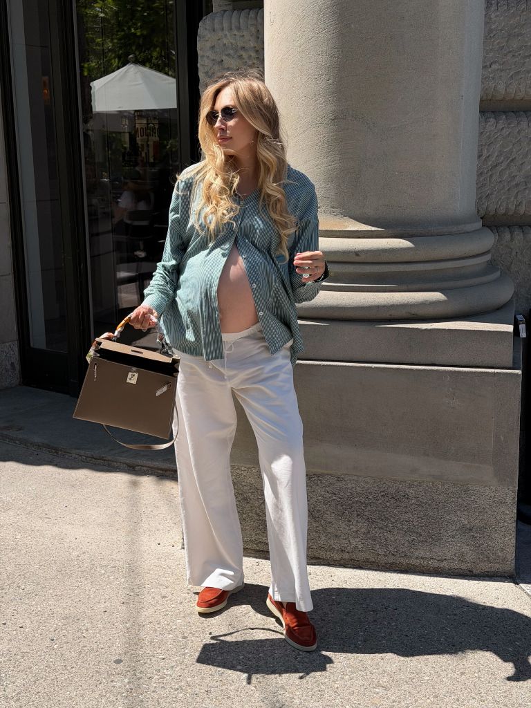 Fall Pregnancy Outfits 2026 Open Green Striped Shirt With White Wide-Leg Pants
