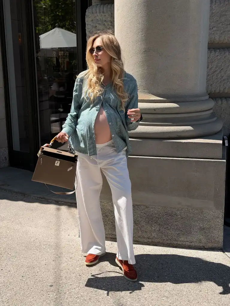 Fall Pregnancy Outfits 2026 Open Green Striped Shirt With White Wide-Leg Pants