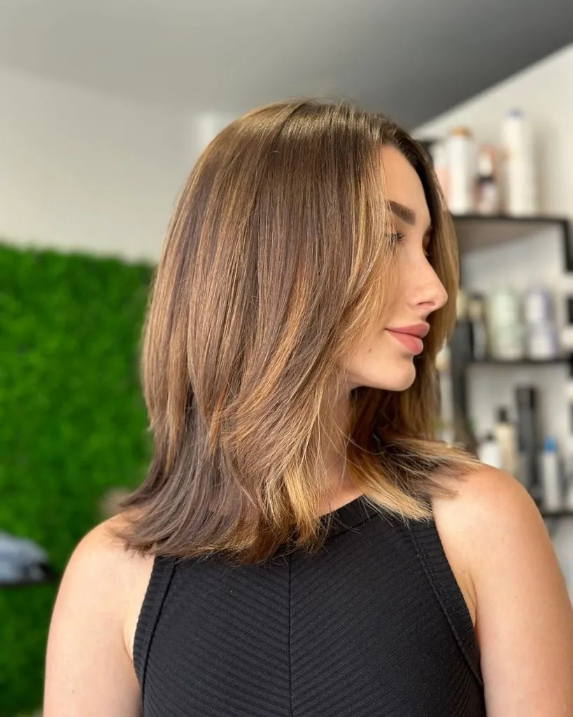 Fall Medium Haircuts 2026 Caramel-Kissed Medium Layers With Subtle Face-Framing Highlights