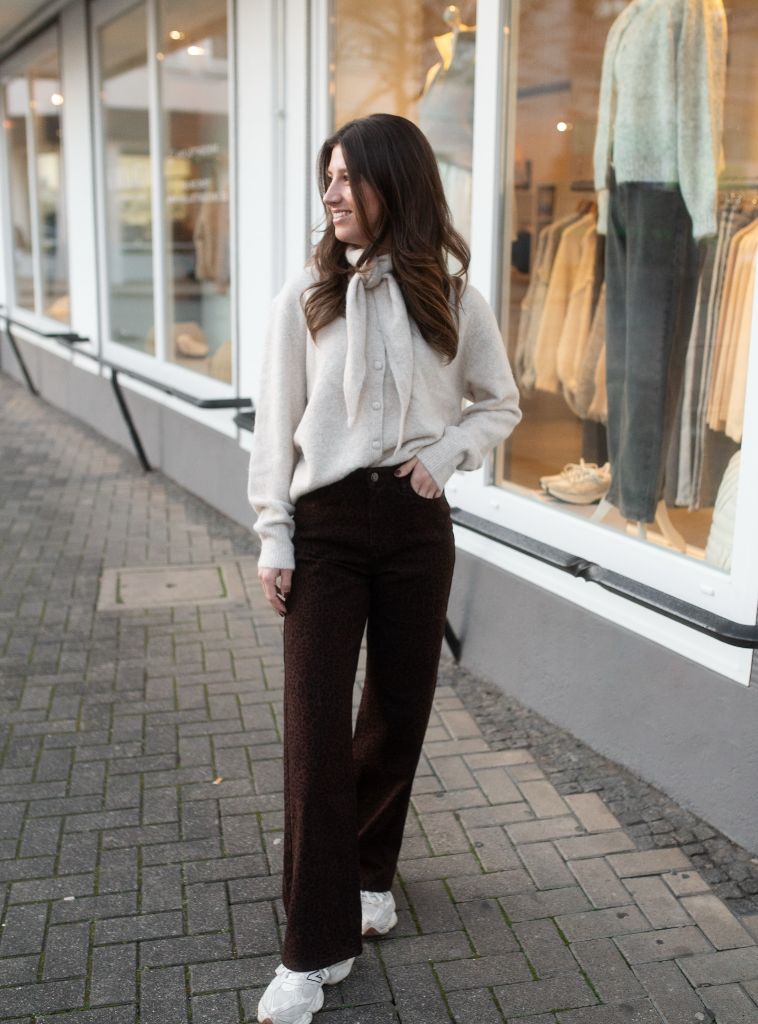 Comfy Fall Outfits 2026 Cream Cardigan and Chocolate Trousers for a Shop Window Stroll