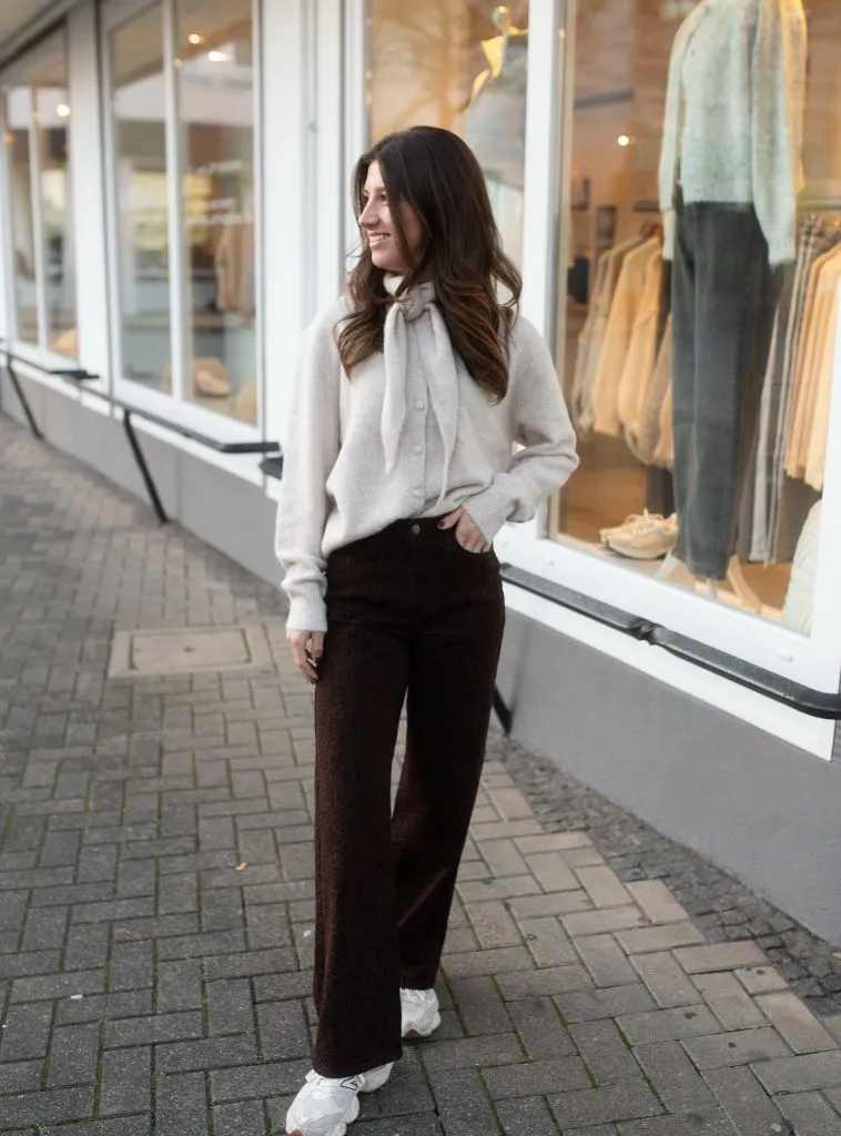 Comfy Fall Outfits 2026 Cream Cardigan and Chocolate Trousers for a Shop Window Stroll