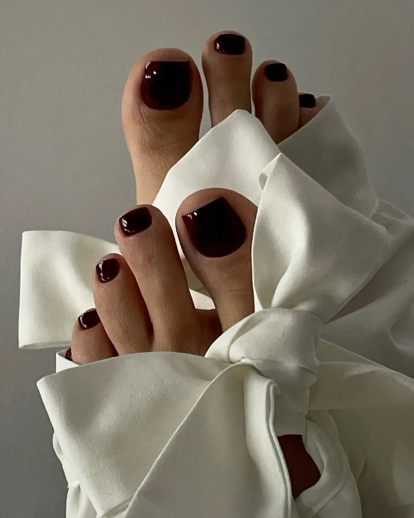 August Toe Nails 2026 Rich Wine Burgundy Glossy Pedicure With a Salon Finish