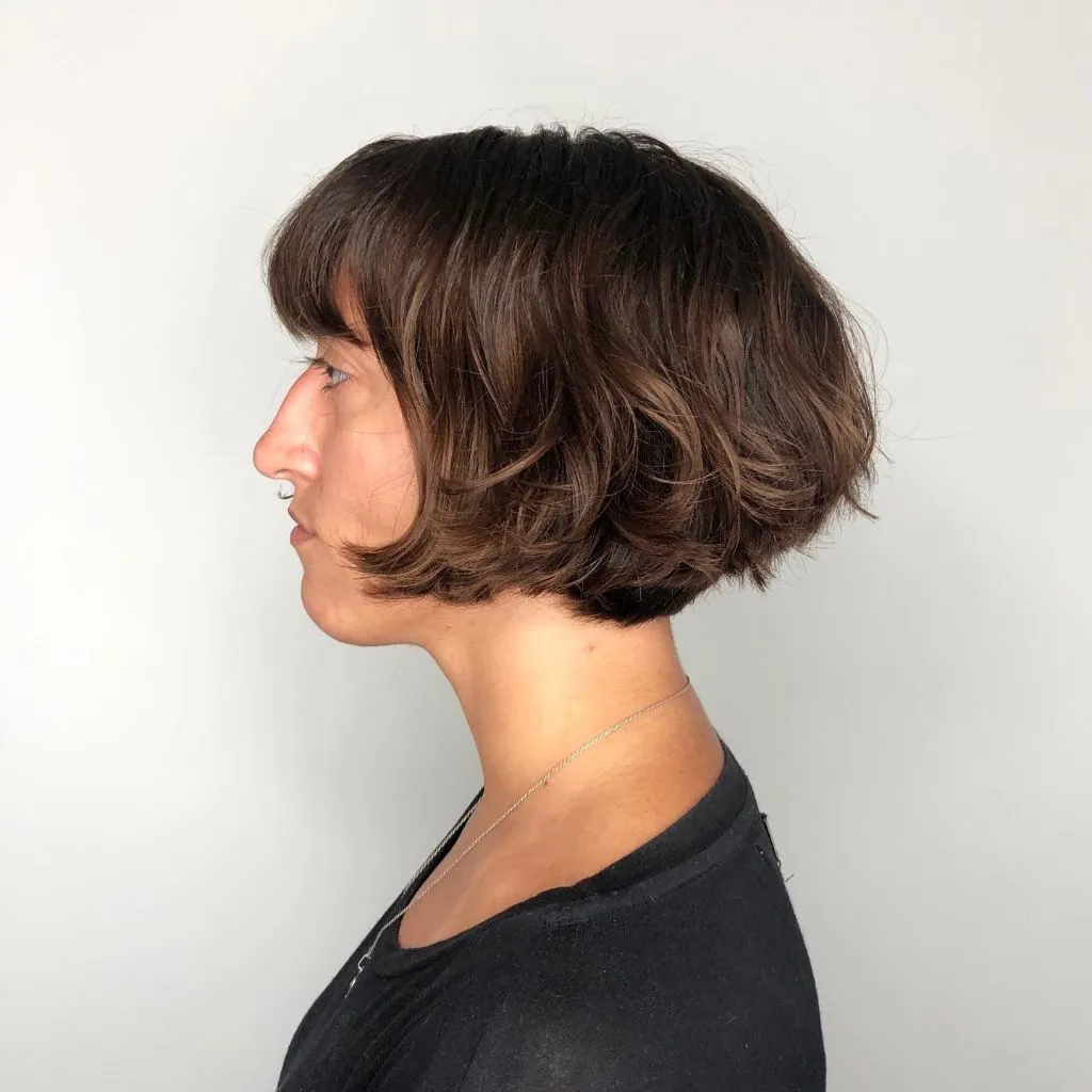Fall Short Haircuts 2026 Wavy Chin-Length Bob With Soft Curtain Bangs