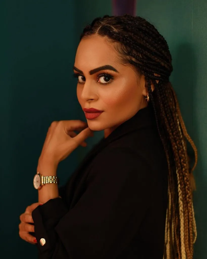 August Hairstyles And Color Ideas 2026 Honey-Tipped Knotless Braids With A Long Sleek Finish