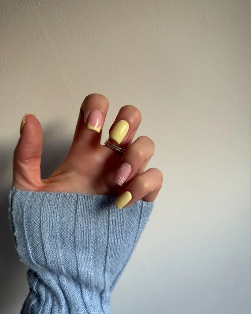 August Nails Color 2026 Pastel Yellow French Tip and Daisy Nails for a Soft August Aesthetic