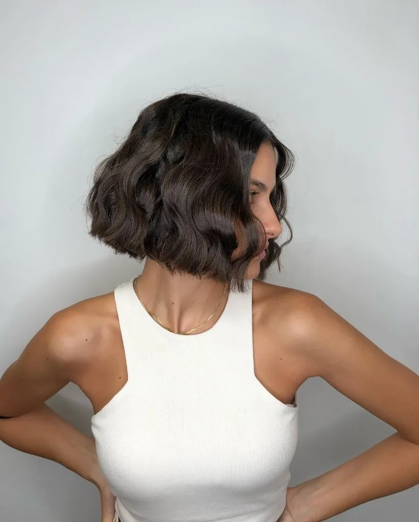Fall Short Haircuts 2026 Wavy Dark Brunette Bob With Old Hollywood Movement