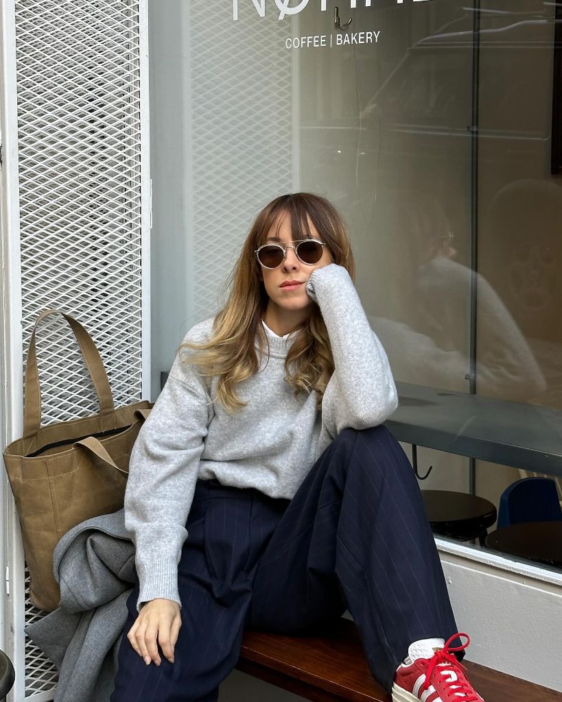Fall Travel Outfits 2026 Soft Grey Cashmere Layers For Coffee Shop Mornings