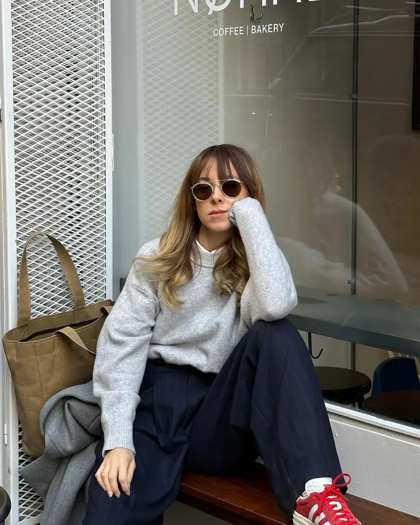Fall Travel Outfits 2026 Soft Grey Cashmere Layers For Coffee Shop Mornings