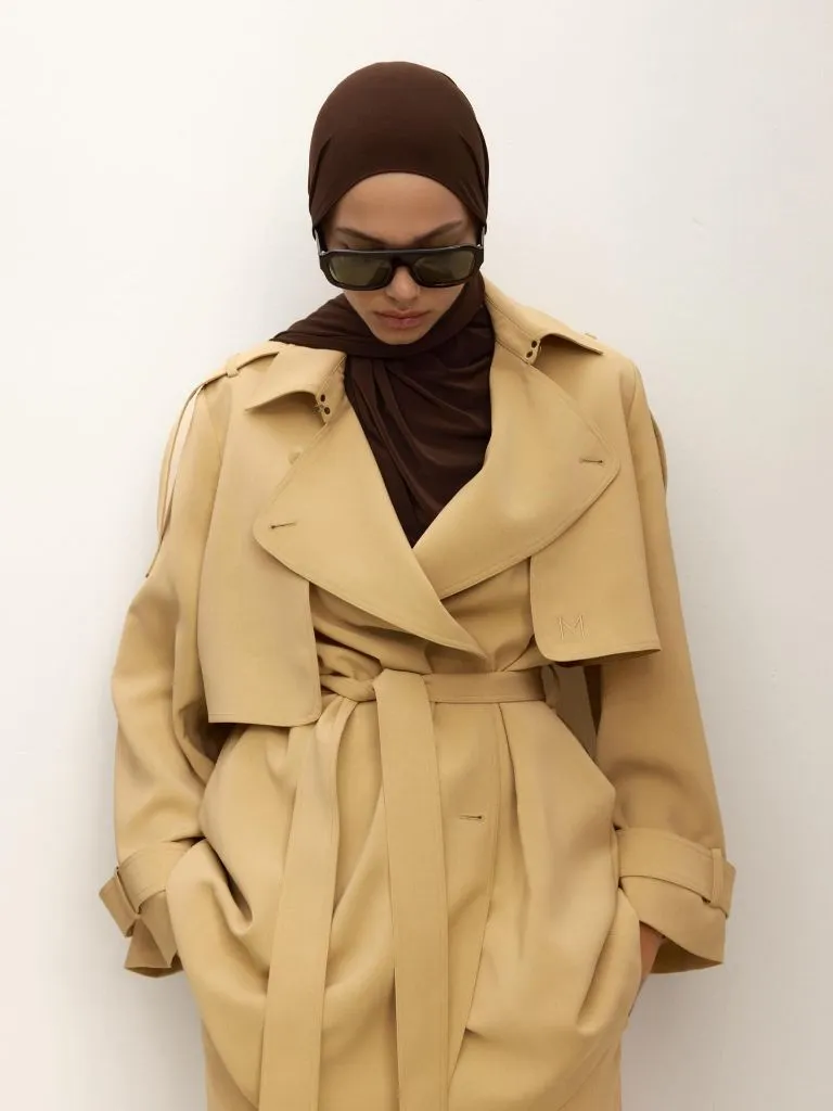 Fall Outfits With Peacoat 2026 Camel Oversized Trench With Chocolate Hijab and Statement Sunglasses