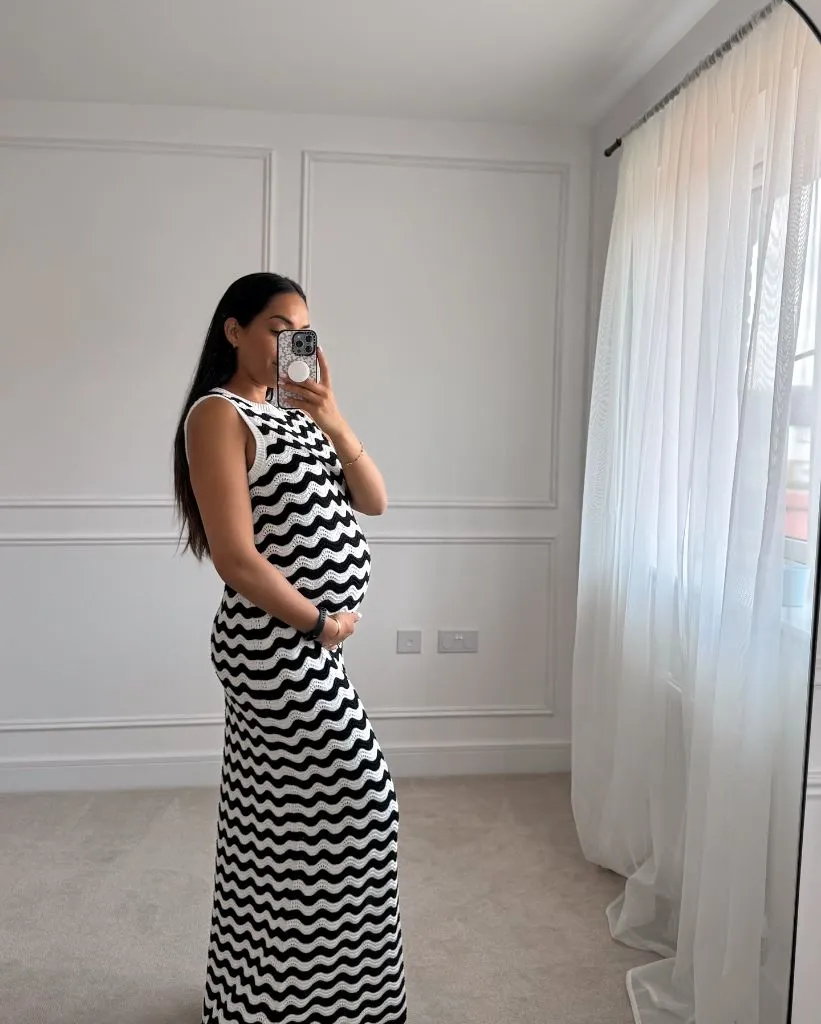 Fall Pregnancy Outfits 2026 Black and White Wave Knit Maxi Dress