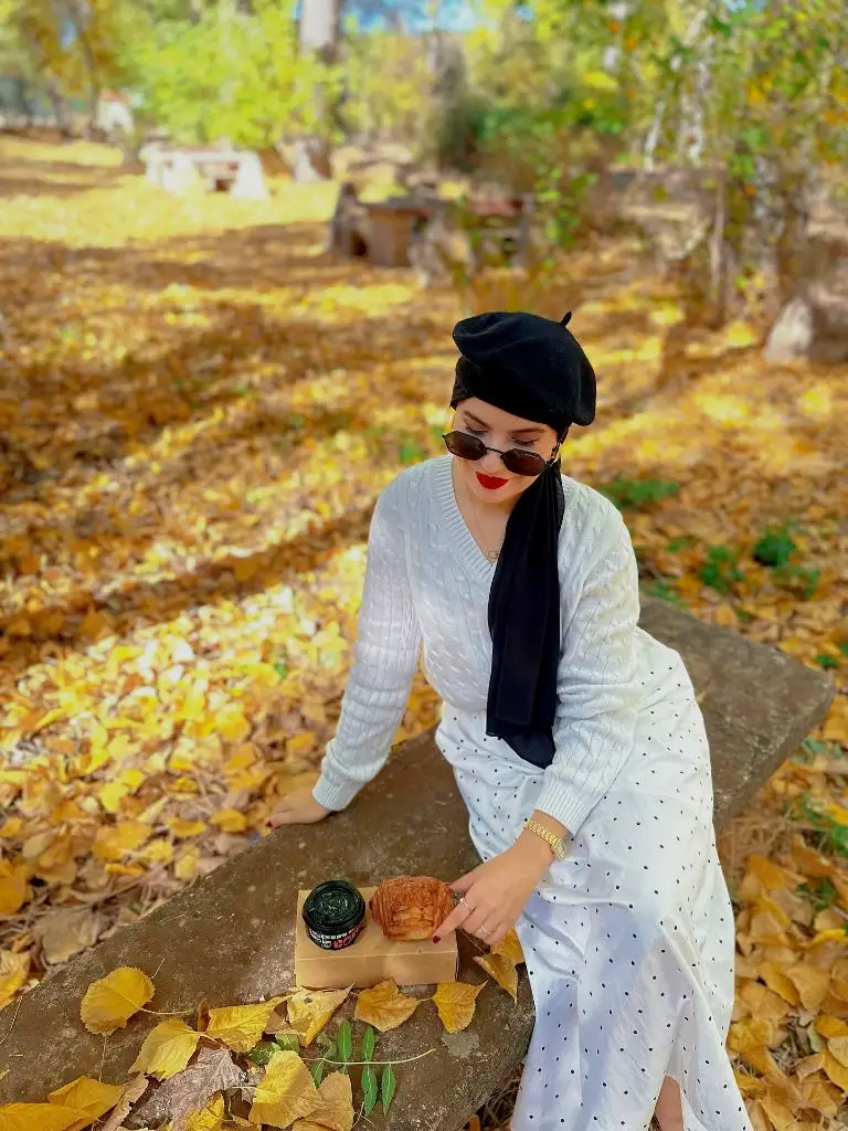 Fall Travel Outfits 2026 White Cable Knit And Polka Dot Skirt For Autumn Park Picnics