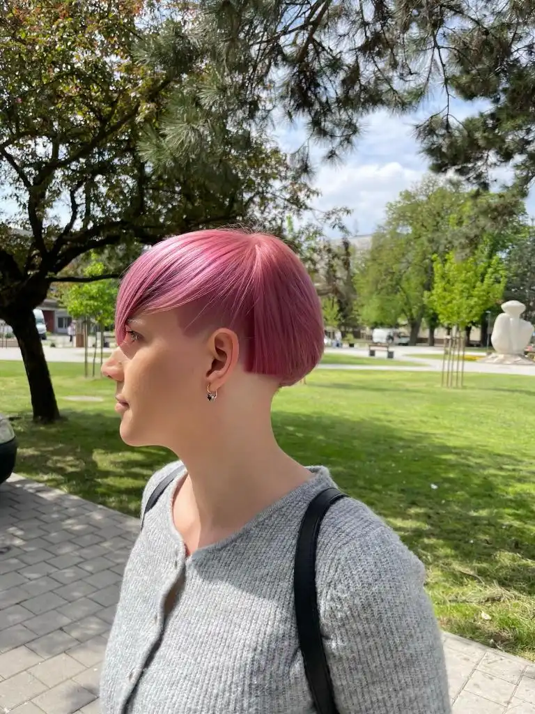 Fall Short Haircuts 2026 Pastel Pink Micro Bob With A Sharp Fringe