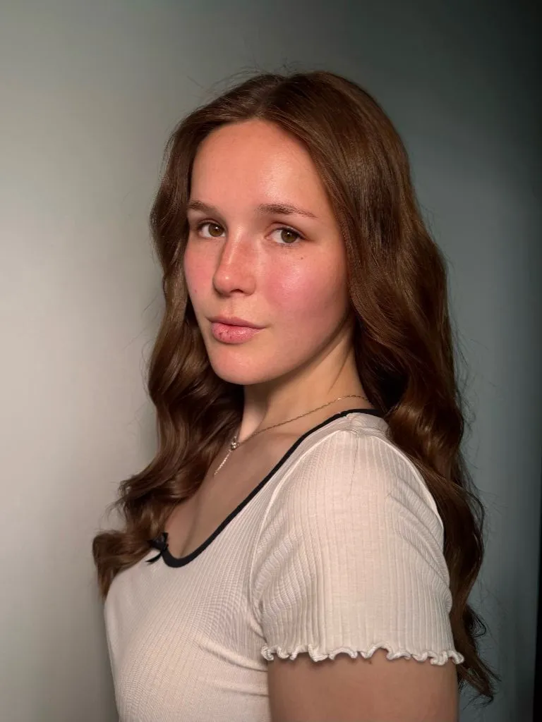 August Hairstyles And Color Ideas 2026 Romantic Auburn-Brown Waves With Soft Face Framing