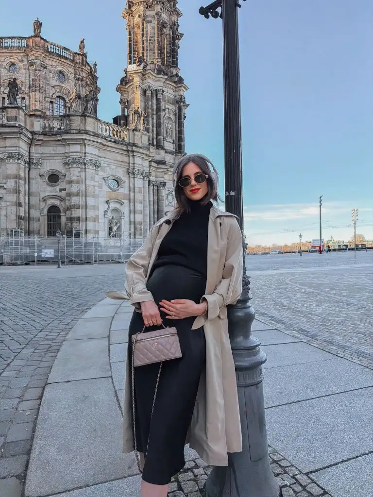 Fall Pregnancy Outfits 2026 All-Black Turtleneck Dress With a Beige Trench in Dresden