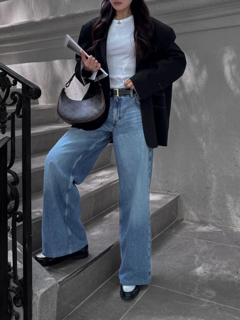 Fall Professional Outfits Women 2026 Black Blazer With Light Wide-Leg Jeans And Loafers