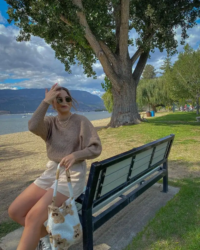 Fall Mom Outfits 2026 Neutral Knit And Shorts At The Park
