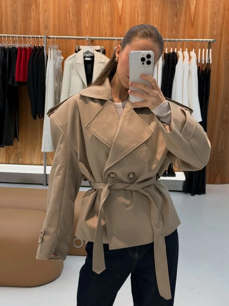 Fall Outfits With Peacoat 2026 Beige Cropped Trench Mirror Selfie With Dark Denim