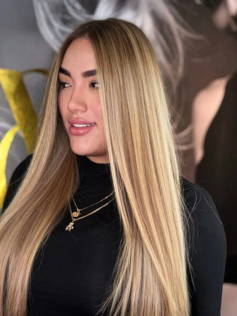 Fall Medium Haircuts 2026 Sleek Honey Blonde Straight Hair With a Soft Middle Part