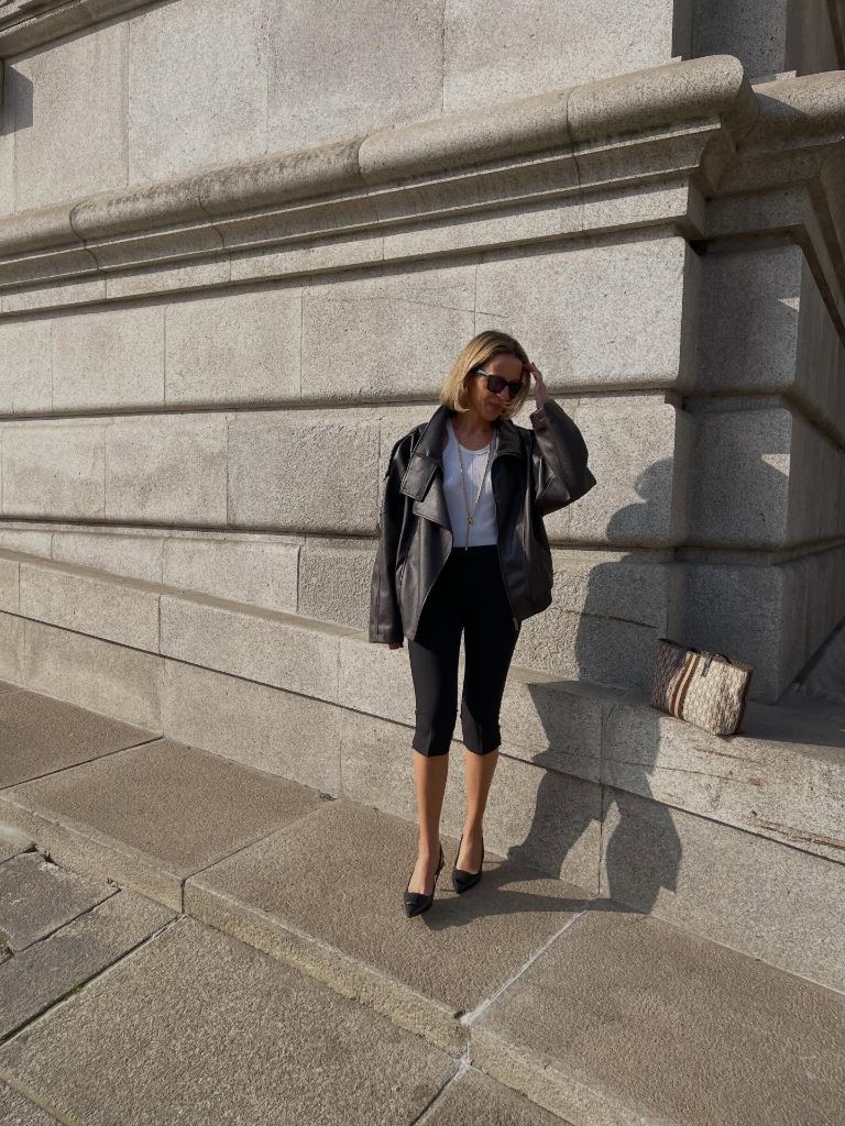 Fall Mom Outfits 2026 Oversized Leather Jacket With Capri Leggings