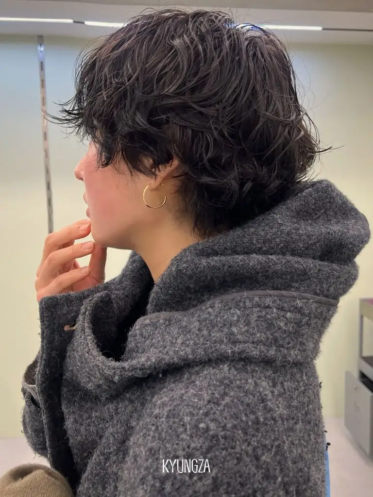Fall Hairstyles for Short Hair 2026 Tousled Dark Pixie with Textured Curl and Edge