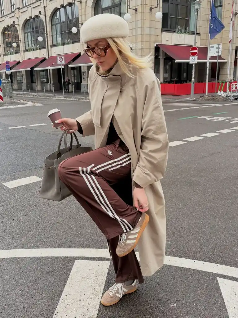 Coat Fall Outfits 2026 Trench and Adidas Track Pants With Beret and Sambas