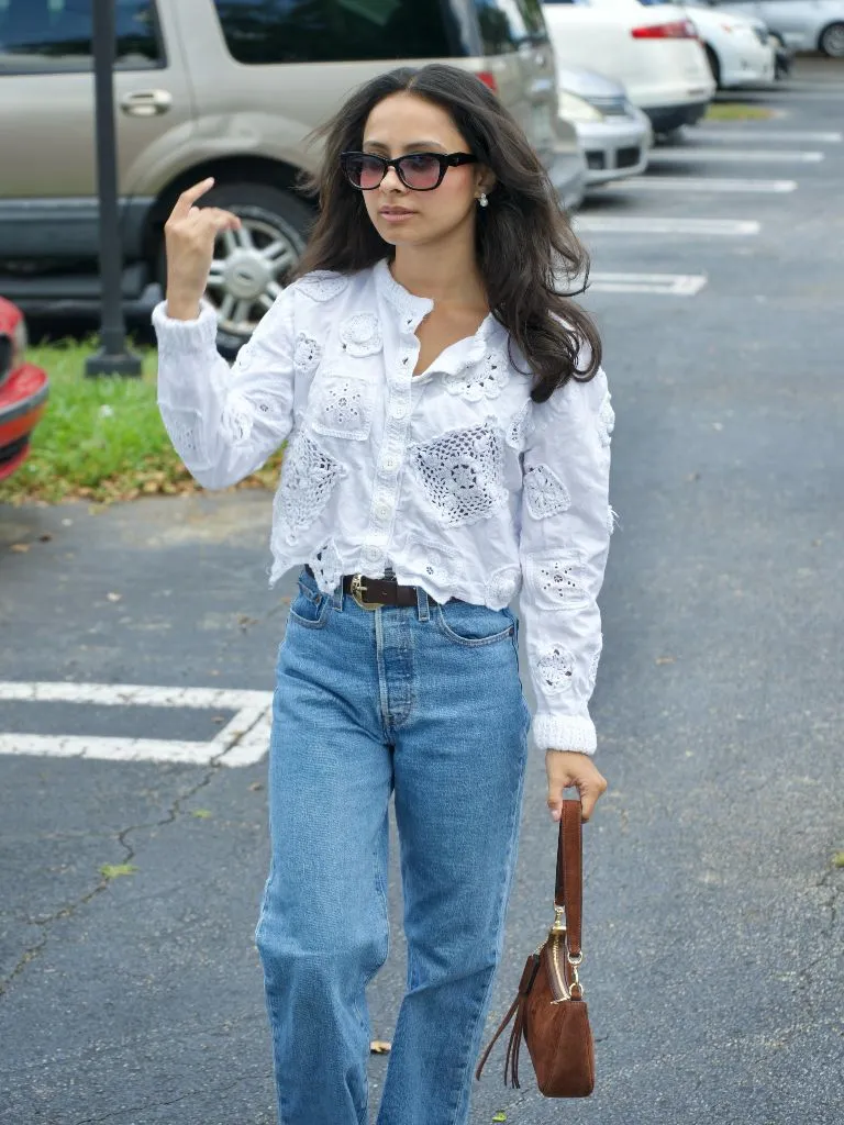 Fall Mom Outfits 2026 White Lace Crochet Blouse With Vintage Jeans