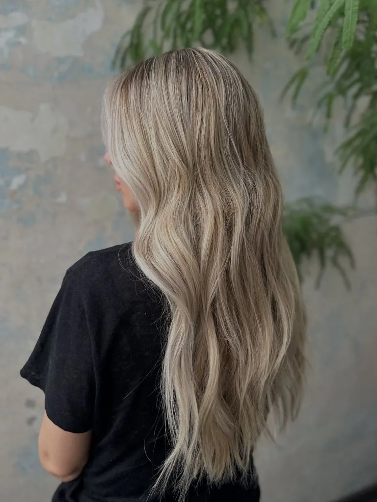 Fall Medium Haircuts 2026 Cool Ash Blonde Waves With Lived-In Texture