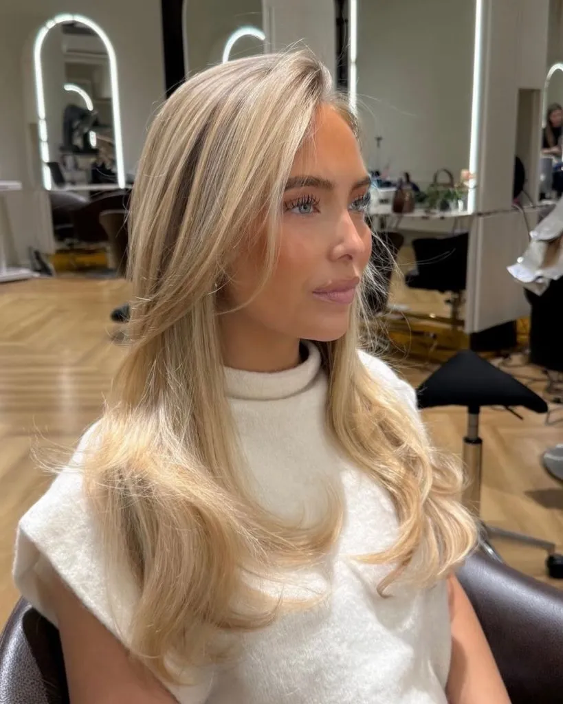 Fall Hair Colour Ideas 2026 Creamy Champagne Blonde with Soft Bouncy Layers