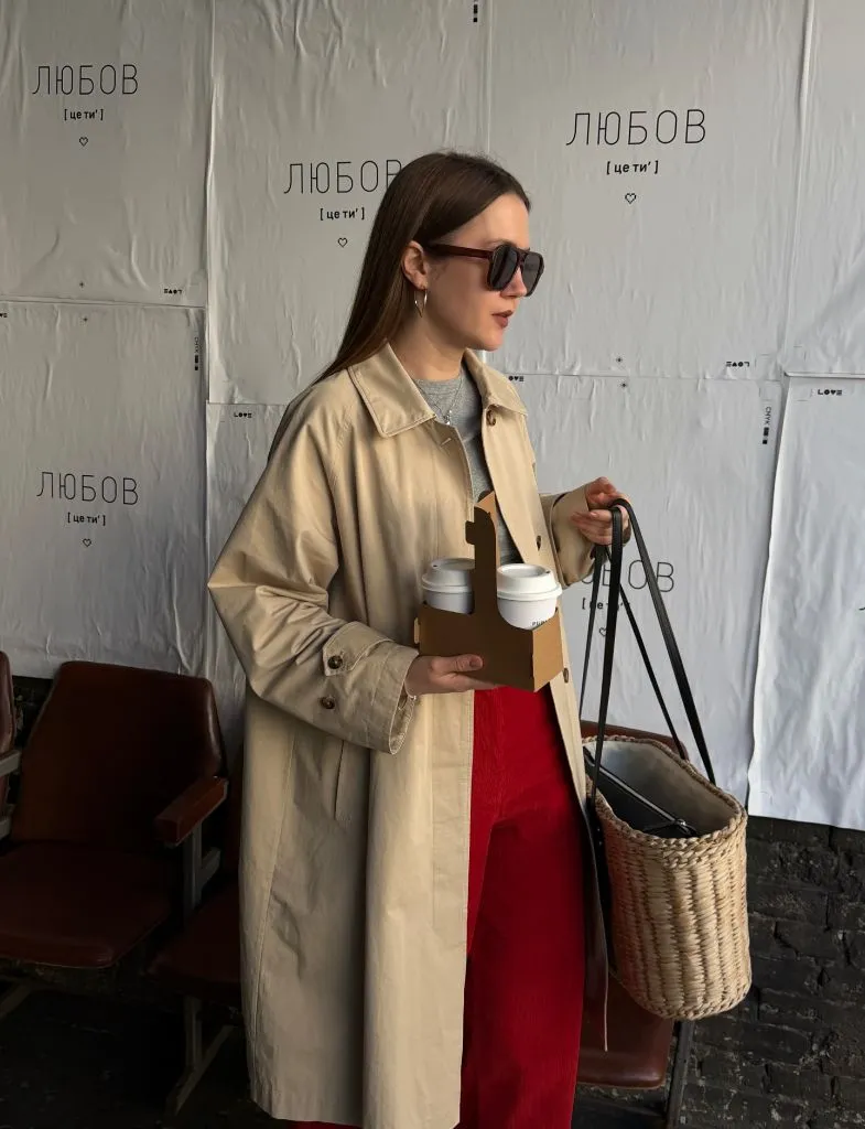 Coat Fall Outfits 2026 Relaxed Single-Breasted Trench Over a Red Midi Skirt