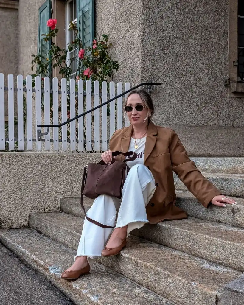 Fall Travel Outfits 2026 Warm Cognac Leather Blazer With Relaxed Weekend Energy